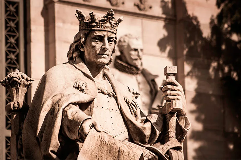 Estatua de Alfonso X el Sabio en la Biblioteca Nacional